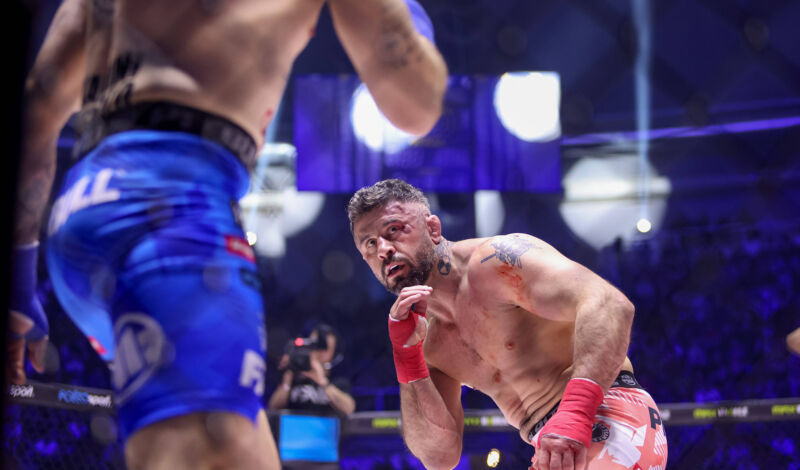 Zwei MMA-Kämpfer während eines Fights