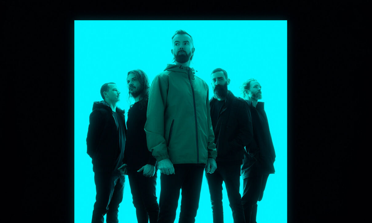 Musiker der Progressive-Rockband Karnivol stehen blau eingefärbt vor einem türkisfarbenen Hintergrund