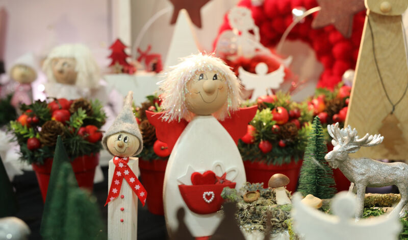 Ausgestellte Ware beim Weihnachtsmarkt auf Schloss Eulenbroich