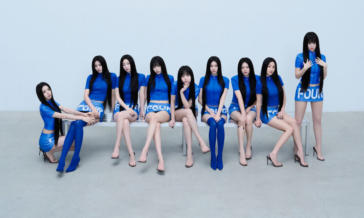 Die Mtglieder der koreanischen Girlgroup Twice in einheitlioch blauer Kleidung.