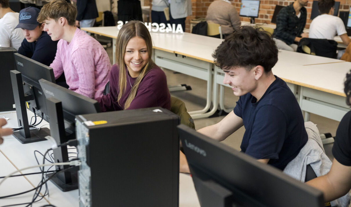Schüler während eines KI-Workshops von AI4Schools