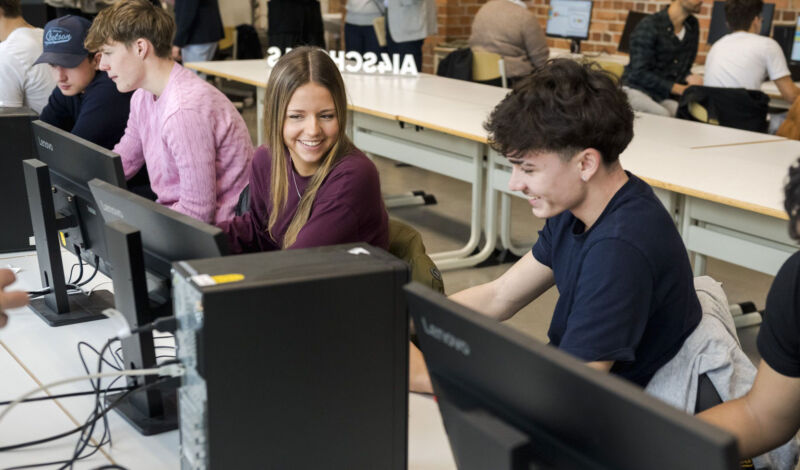 Schüler während eines KI-Workshops von AI4Schools