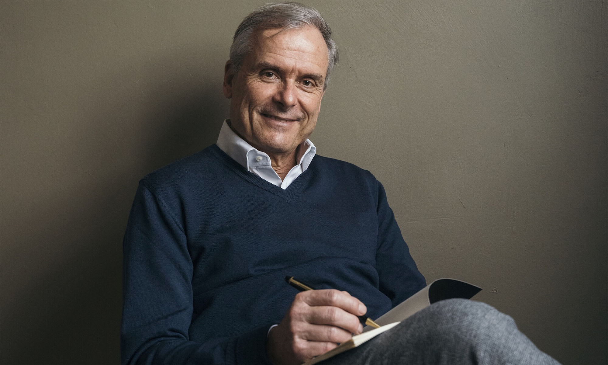 Der Journalist und Autor Axel Hacke signiert ein Buch.