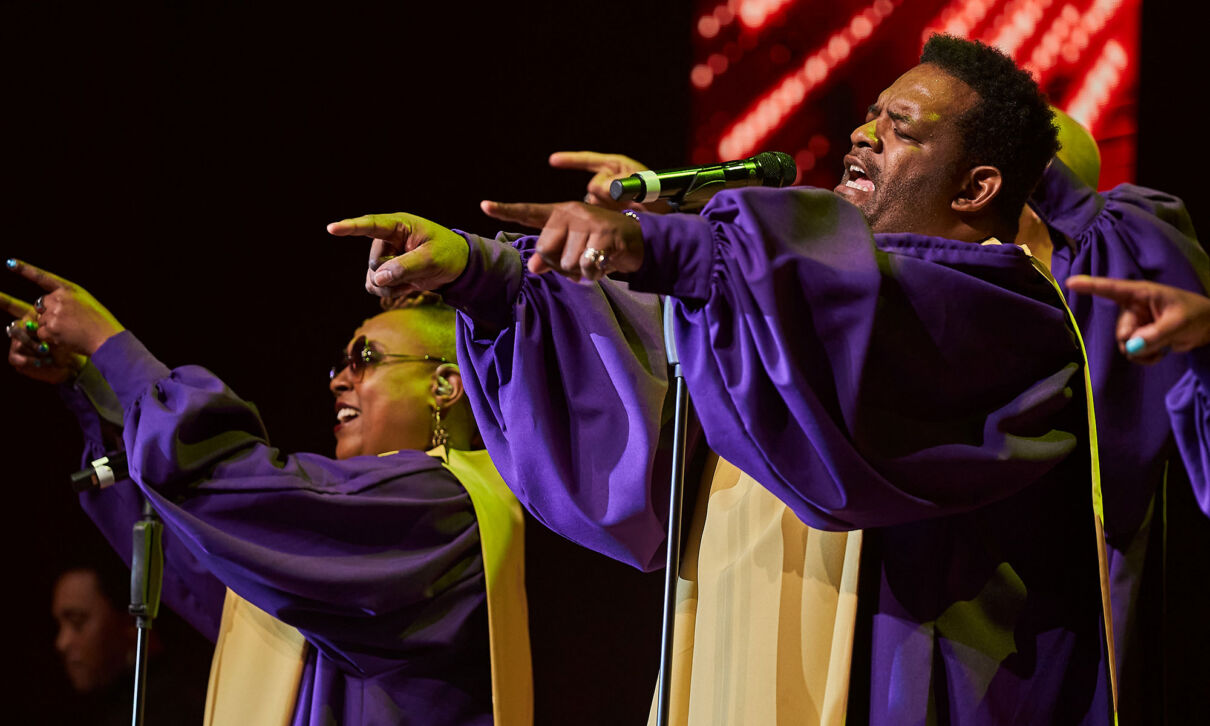 Die Harlem Gospel Sigers bei einem Auftritt auf der Bühne