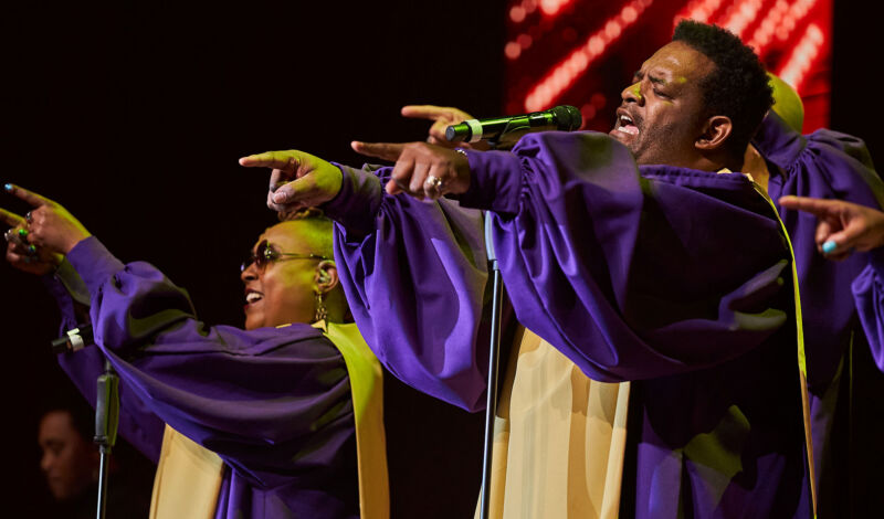 Die Harlem Gospel Sigers bei einem Auftritt auf der Bühne