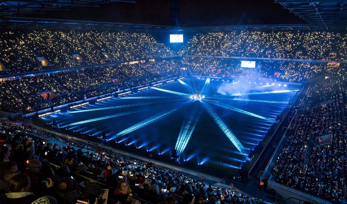 Loss mer Weihnachtsleeder singe im Kölner Rheinenergie-Stadion