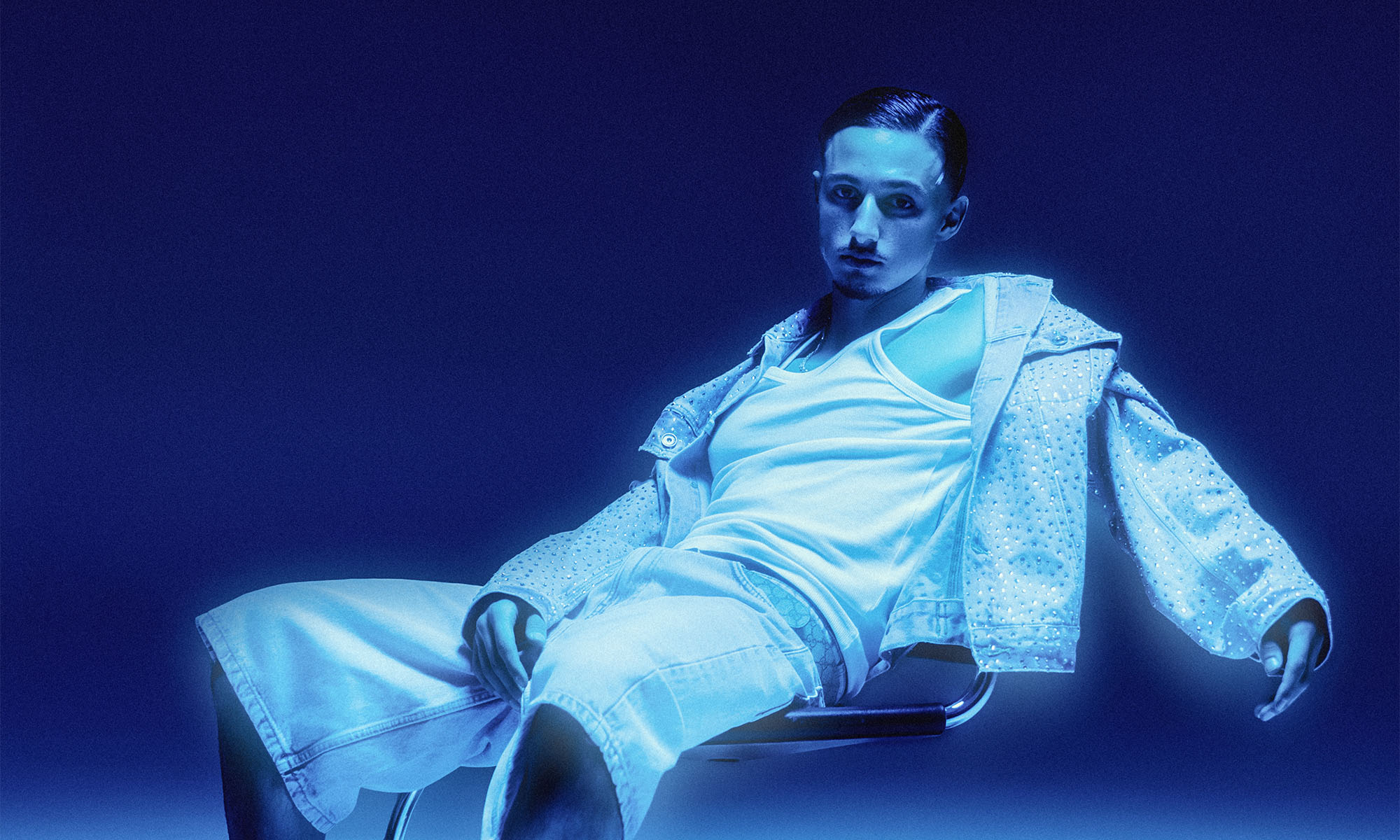 Der Rapper Milano in blaues licht getaucht