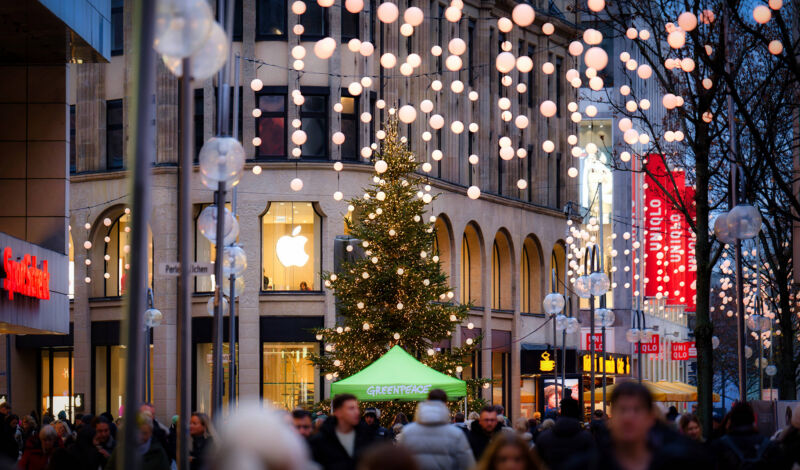 Die Einkaufsstraße Schildergasse in Köln während der Vorweihnachtszeit.