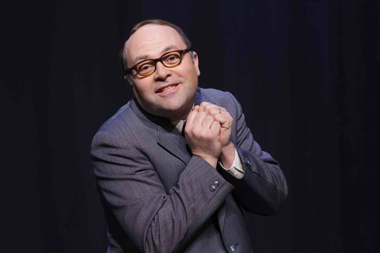 Schauspieler Patrick L. Schmitz in seiner Rolle als Humorist Heinz Erhardt