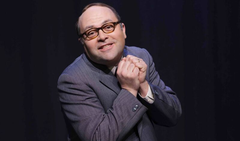 Schauspieler Patrick L. Schmitz in seiner Rolle als Humorist Heinz Erhardt