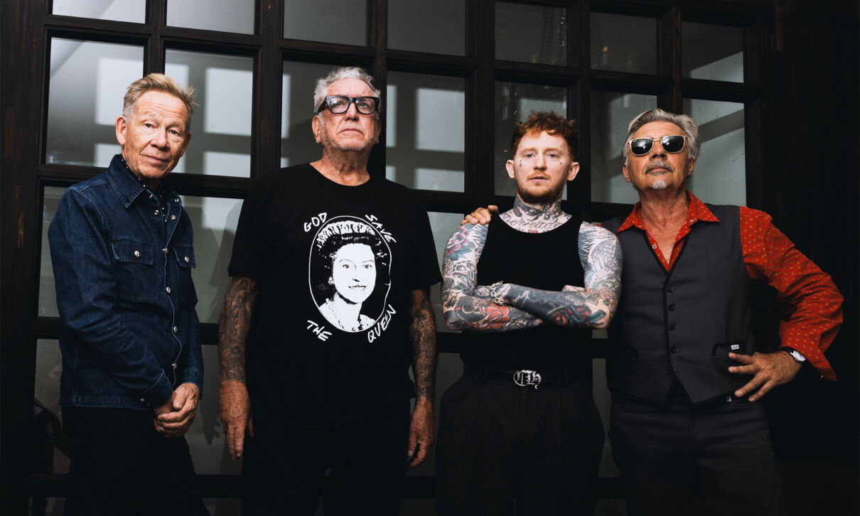 Drei Originalmitglieder der Sex Pistols zusammen mit Frank Carter