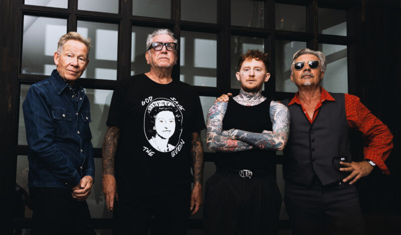 Drei Originalmitglieder der Sex Pistols zusammen mit Frank Carter
