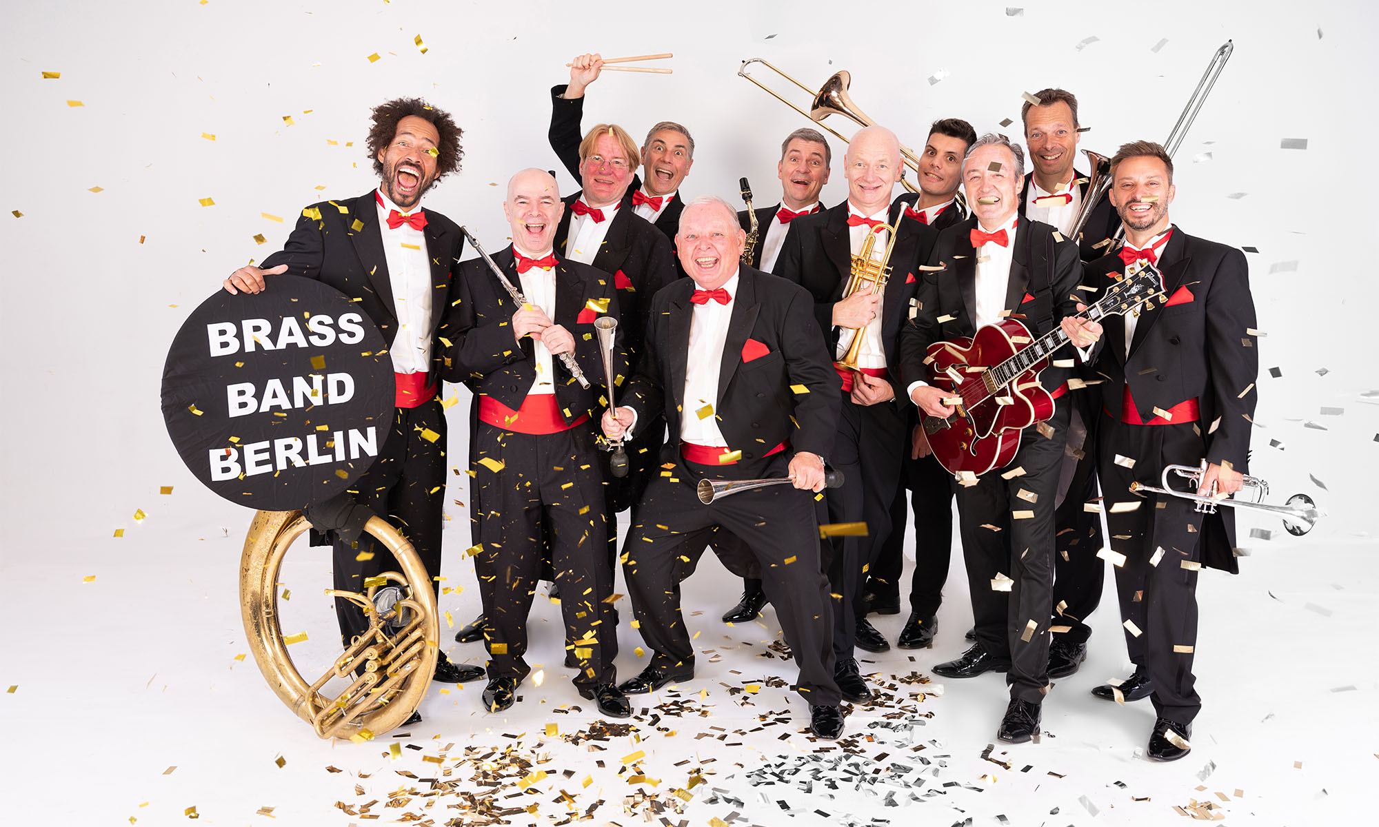 Die Musiker der Brass Band Berlin vor weißem Hintergrund.