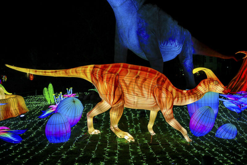 Eine beleuchtete Figur eine Dinosauriers bei China Lights im Kölner Zoo