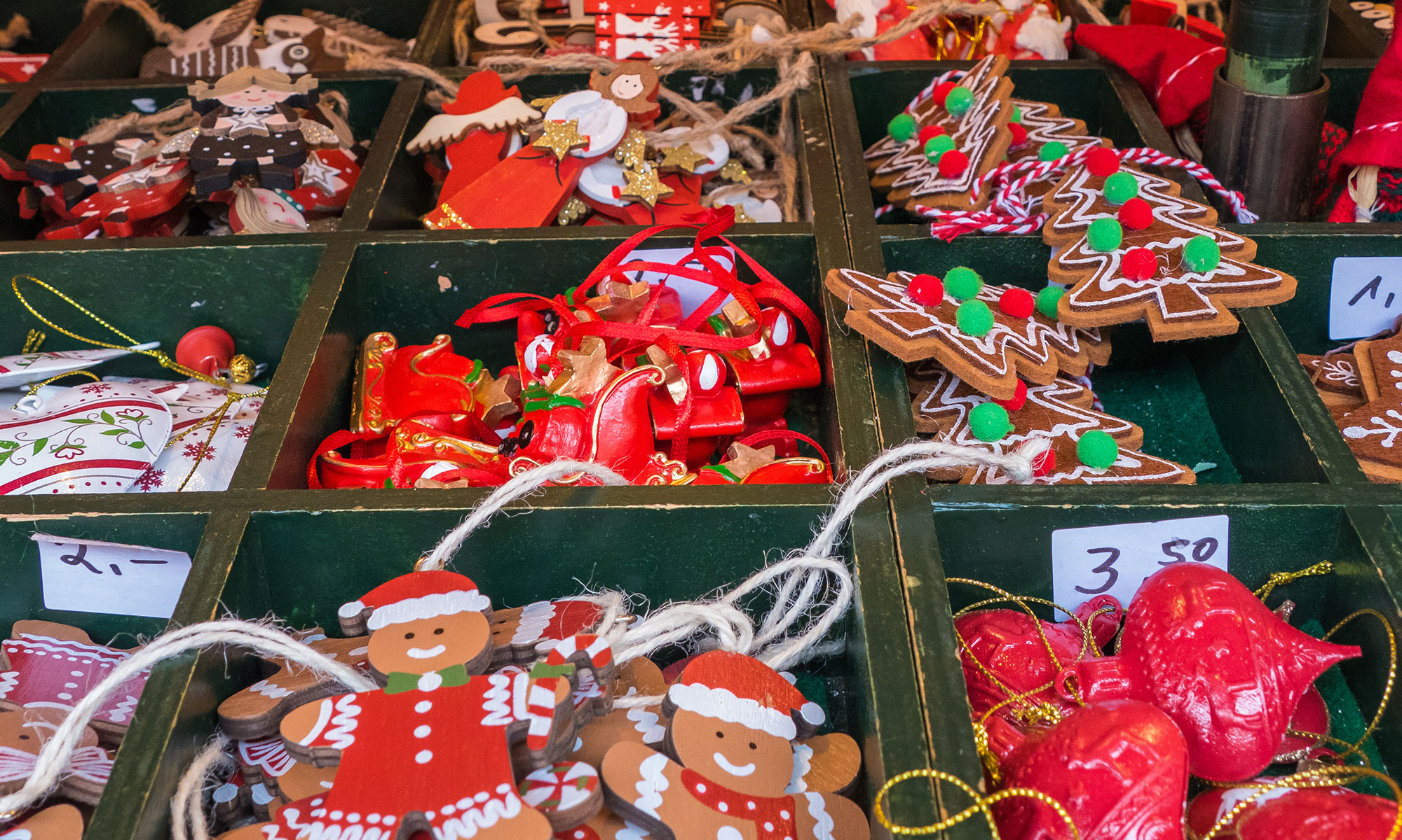 Weihnachtliche Dekoartikel auf einem Markt