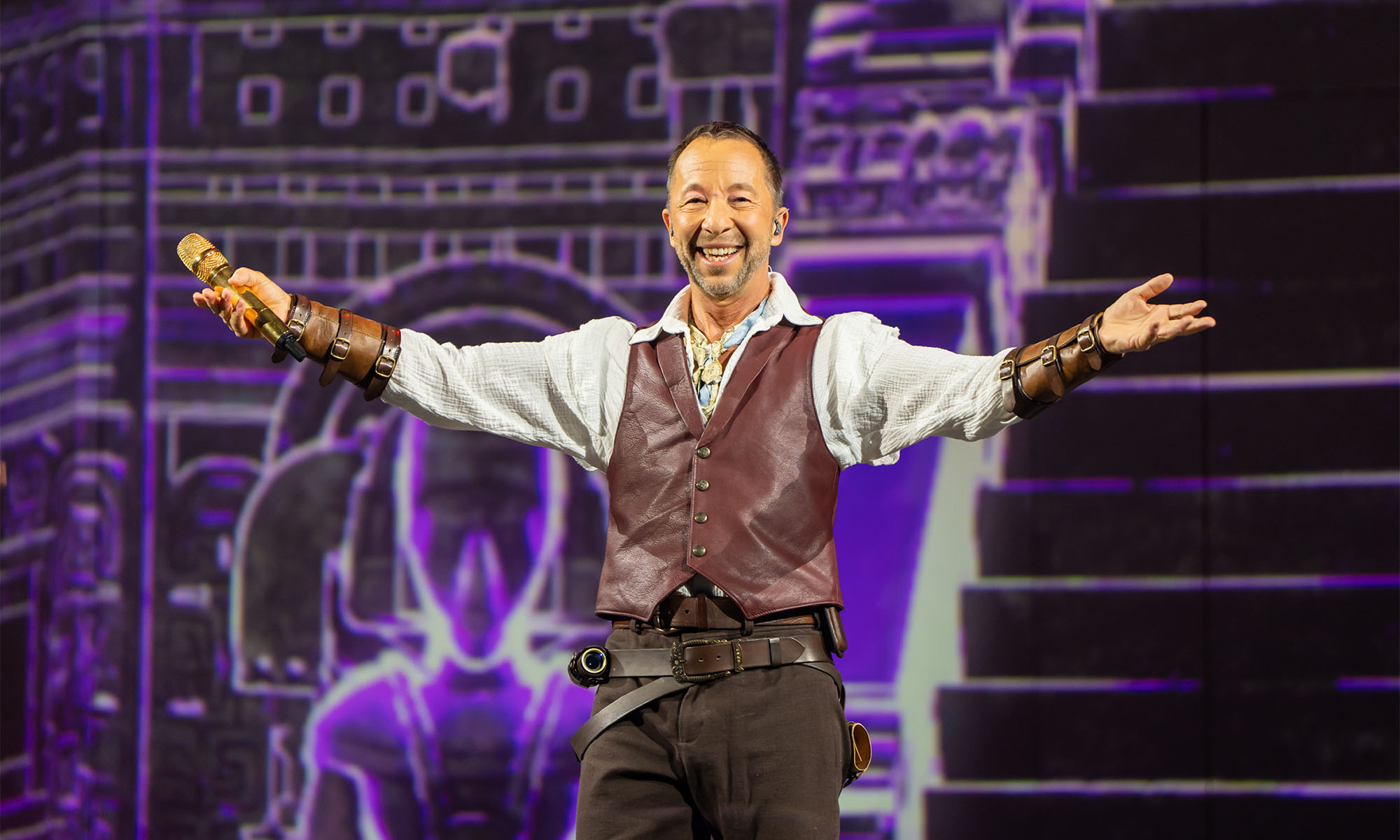 Der Schweizer Musiker DJ Bobo auf der Bühne.