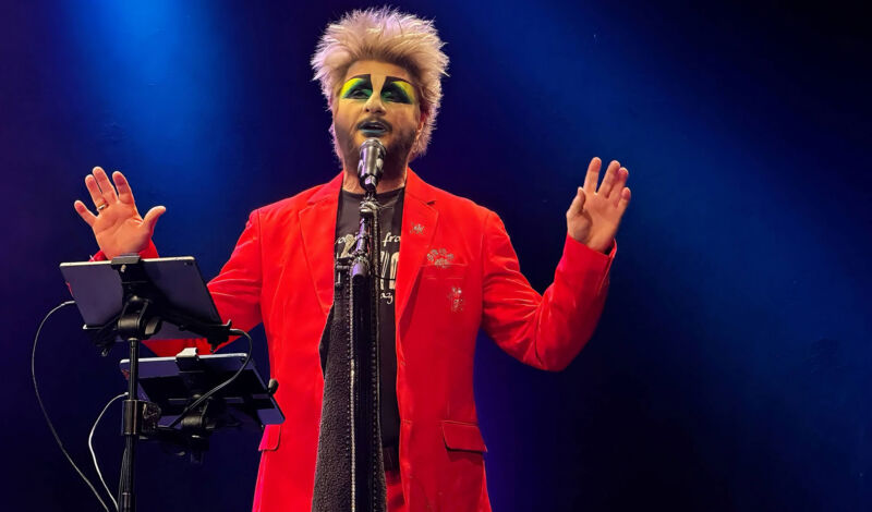 Comedian Kay Ray bei einem Auftritt auf der Bühne