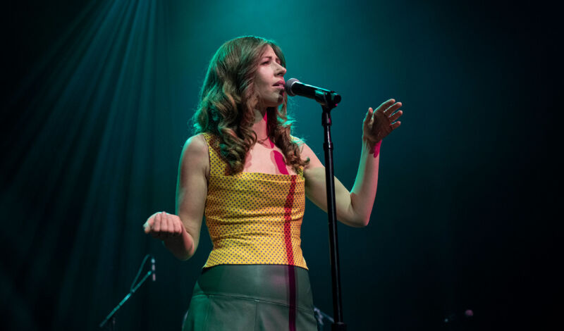 Die Sängerin der Band Lake Street Dive bei einem Auftritt auf der Bühne