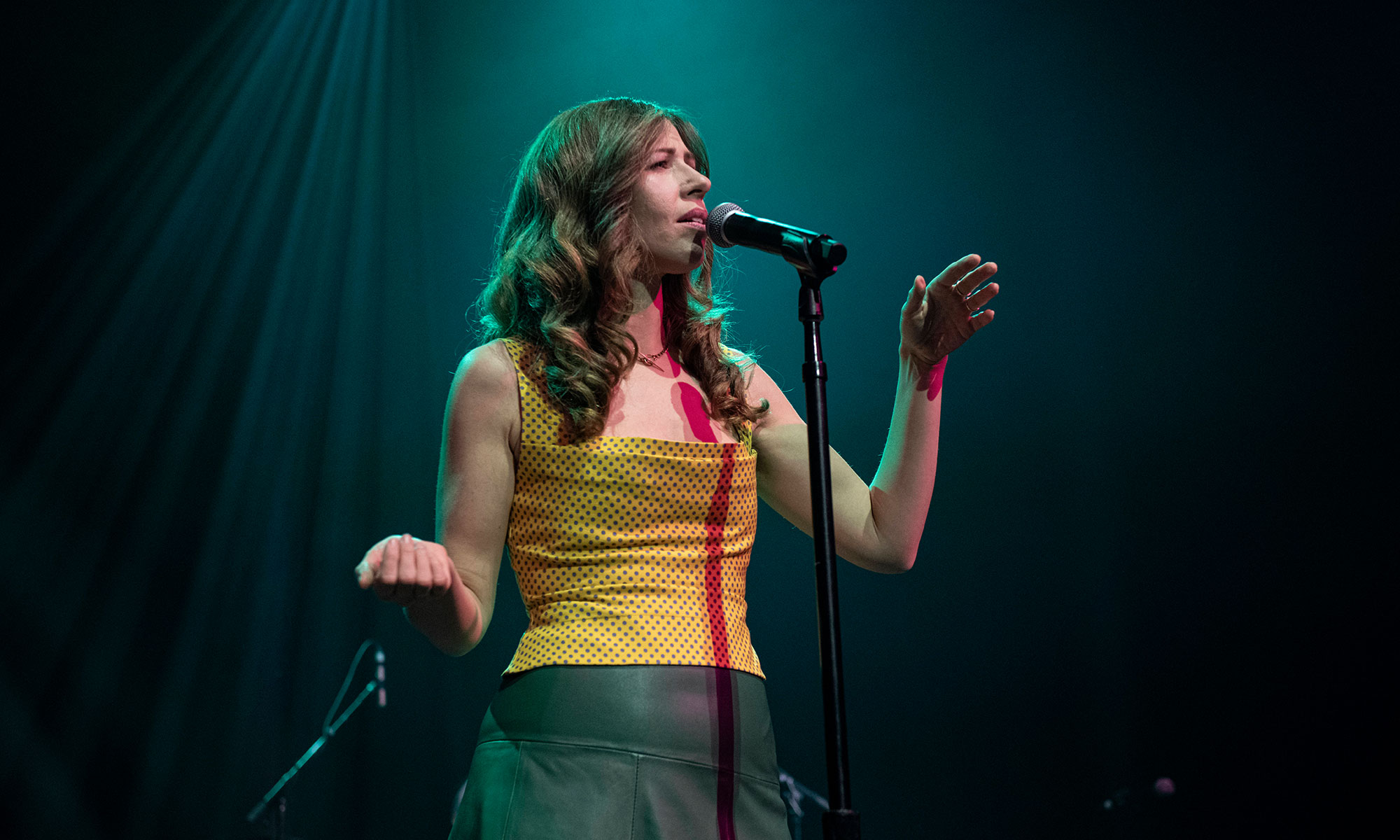 Die Sängerin der Band Lake Street Dive bei einem Auftritt auf der Bühne