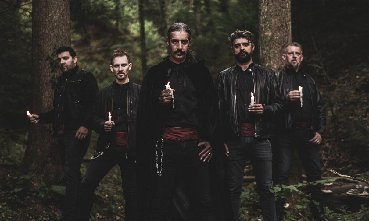 Die Sänger der A-cappella-Gruppe Metaklapa stehen in einem Wald.