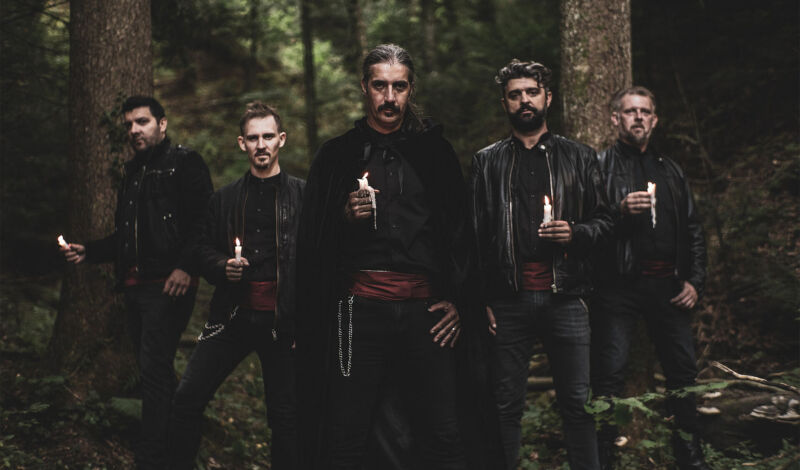 Die Sänger der A-cappella-Gruppe Metaklapa stehen in einem Wald.