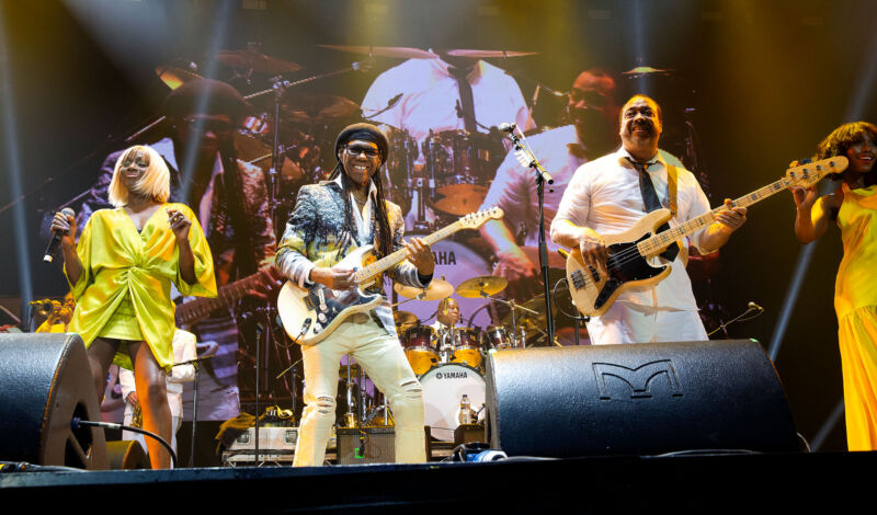 Der Komponist, Produzent, Arrangeur und Gitarrist Nile Rodgers zusammen mit Chic auf der Bühne.