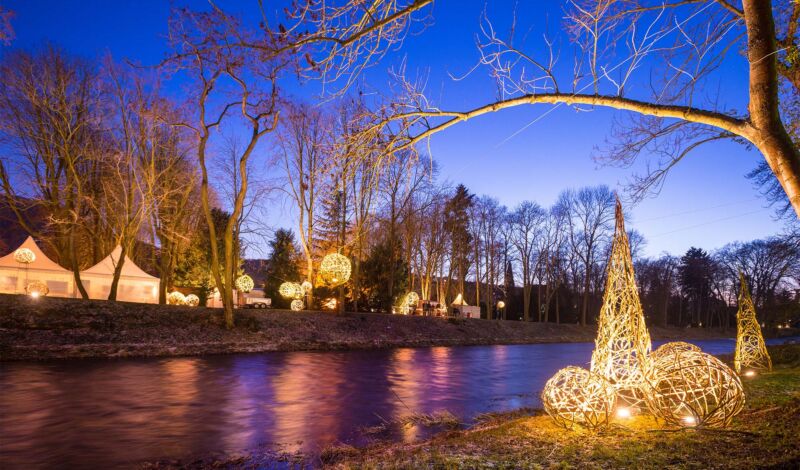 Beleuchtete Installationen bei den Uferlichtern in Bad Neuenahr in der Dämmerung