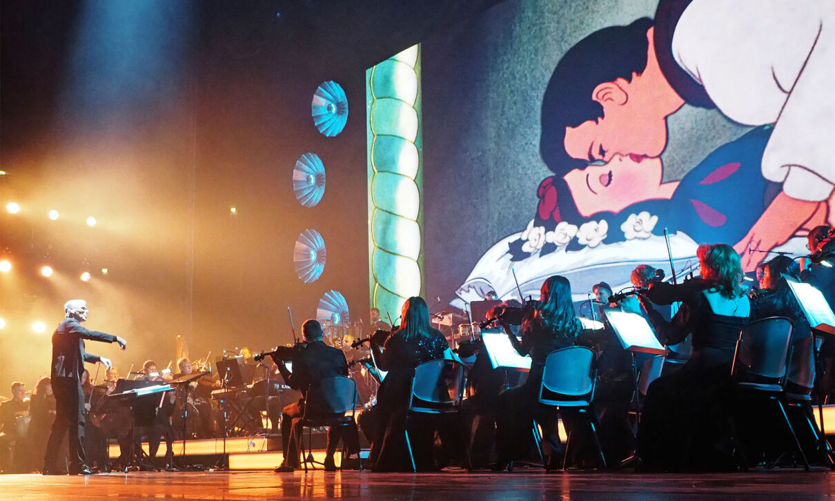 Szene aus Disney in Concert mit Filmszene aus Schneewittchen plus Orchester