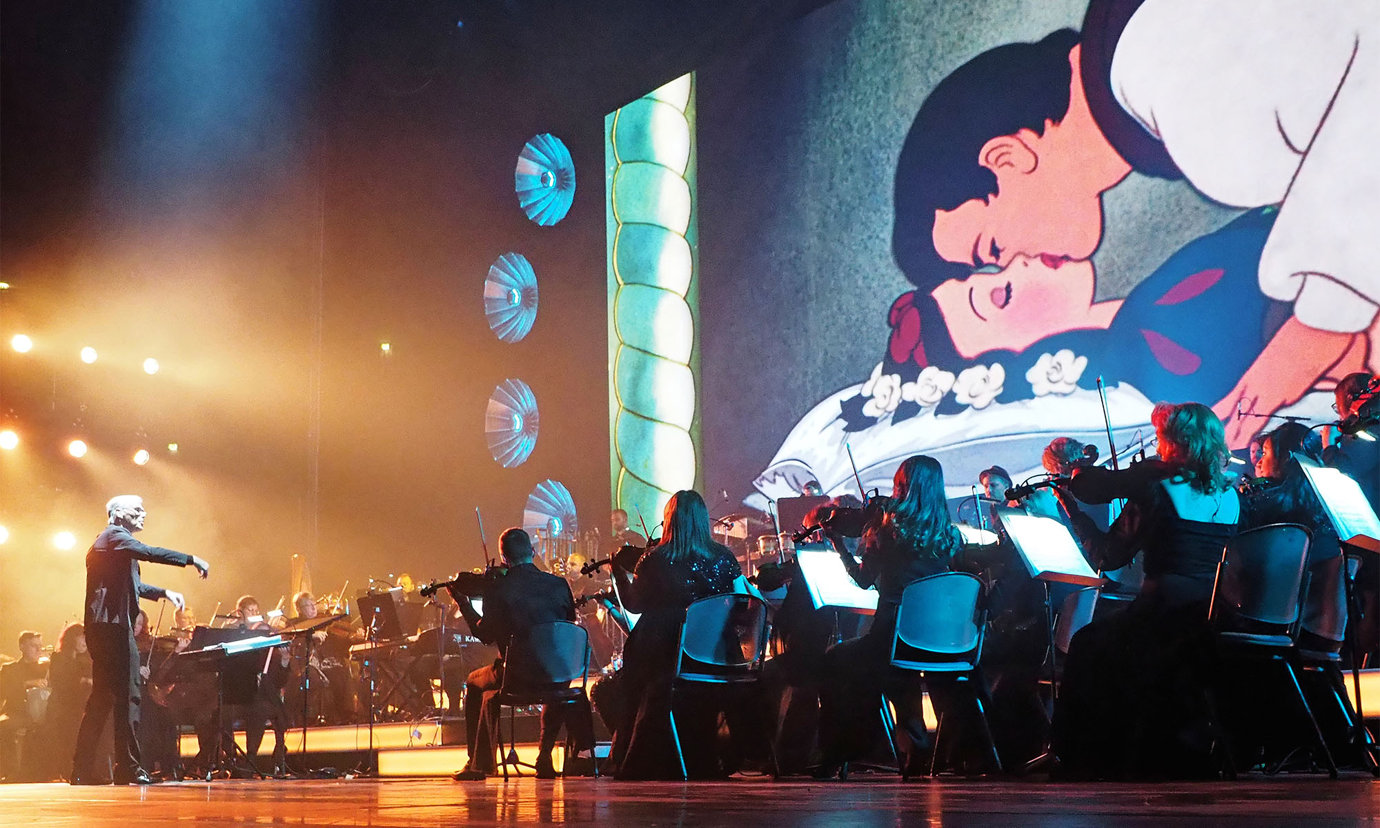 Szene aus Disney in Concert mit Filmszene aus Schneewittchen plus Orchester