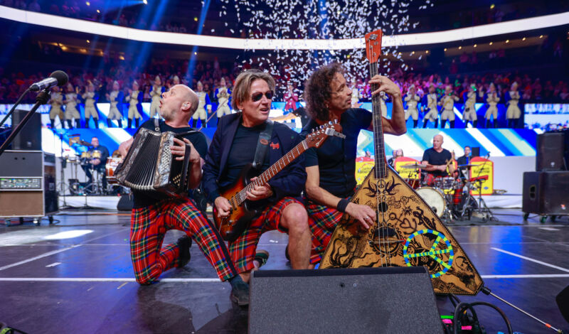 Die Band Brings auf der Bühne der Lachenden Kölnarena