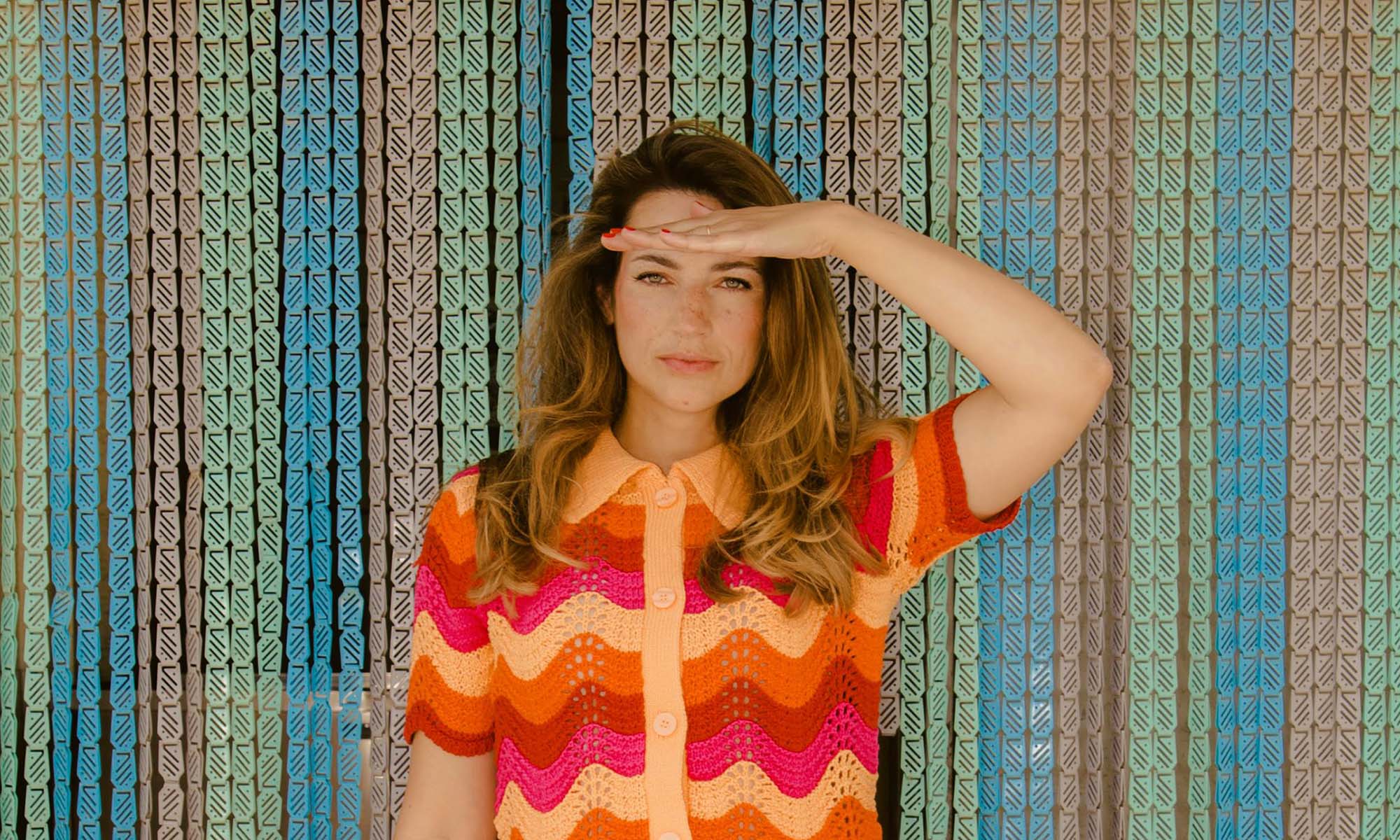 Die Musikerin, Sängerin, Songschreiberin und Moderatorin Luca Vasta.