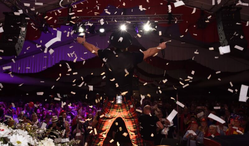 Bands bei der Volkssitzung im Festzelt