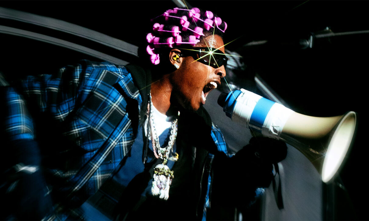 Der Rapper Asap Rock (Eigenschreibweise A$AP Rocky) mit einem Megafon in der Hand.