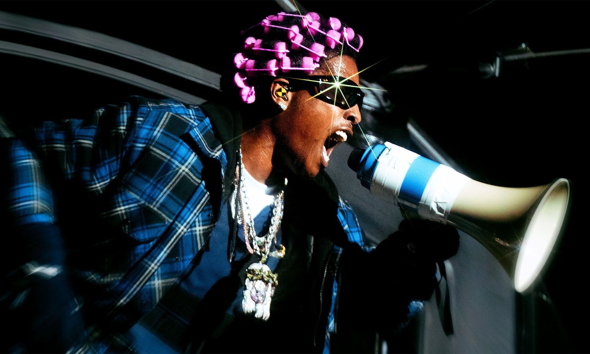 Der Rapper Asap Rock (Eigenschreibweise A$AP Rocky) mit einem Megafon in der Hand.