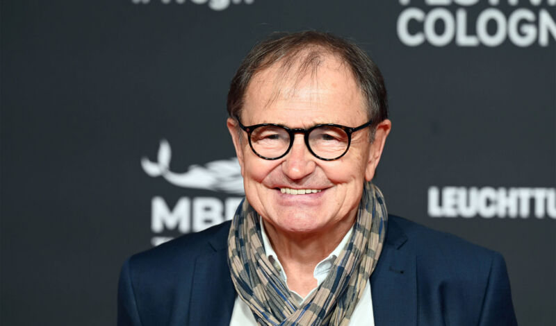 Der frühere Bundesligaspieler und Trainer Ewald Lienen im Porträt.