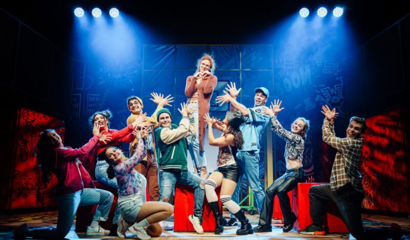 Darsteller des Musicals "Fack ju Göhte" auf einer Bühne