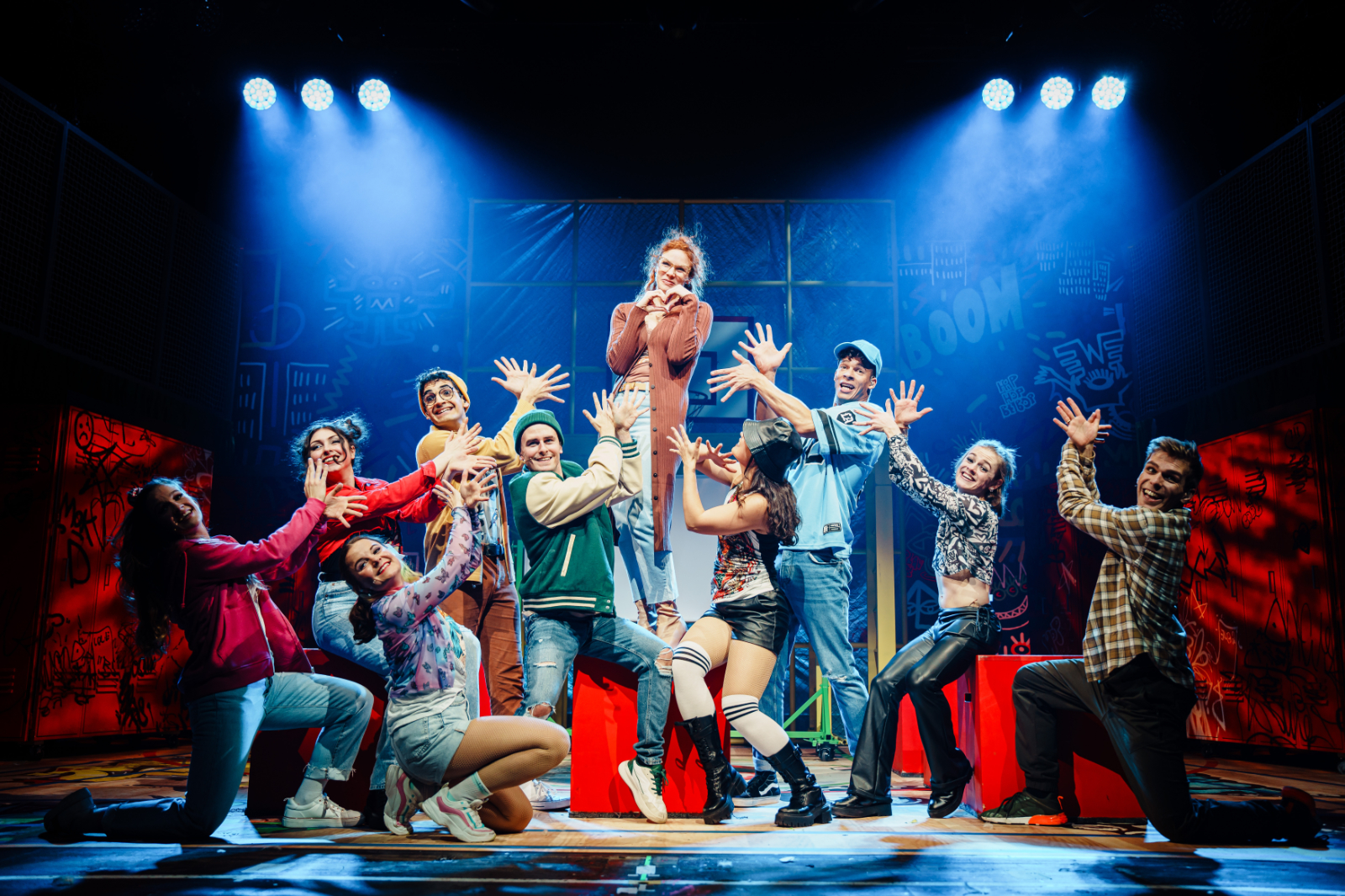 Darsteller des Musicals "Fack ju Göhte" auf einer Bühne