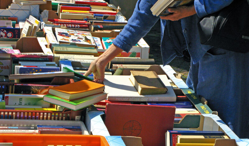 Ein Flohmarktstand mit vielen Bücherkisten