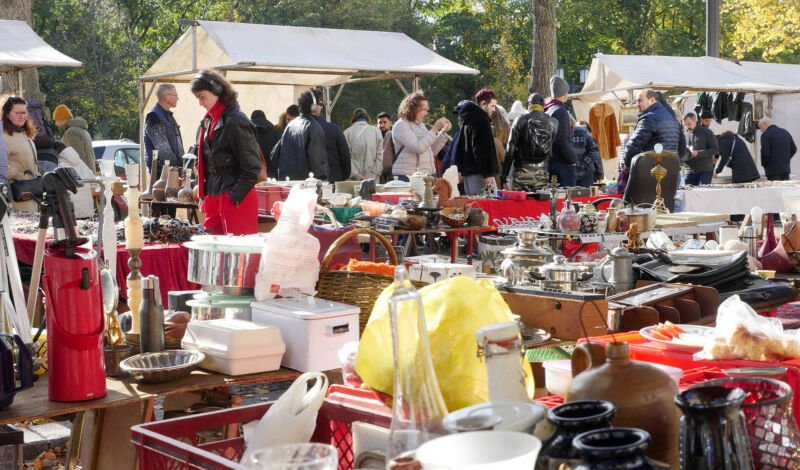 Menschen in Winterkleidung stöbern auf einem Flohmarkt