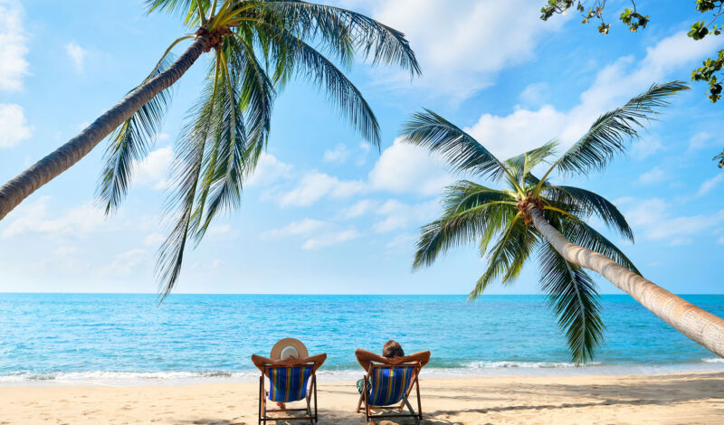 Insel / Strand mit zwei Personen im Sonnenstuhl