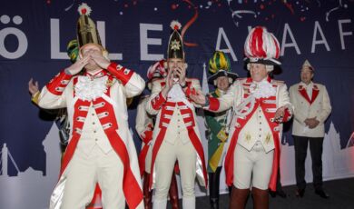 Das designierte Kölner Dreigestirn aus den Reihen der Prinzen-Garde steht in seiner Hofburg auf der Bühne.