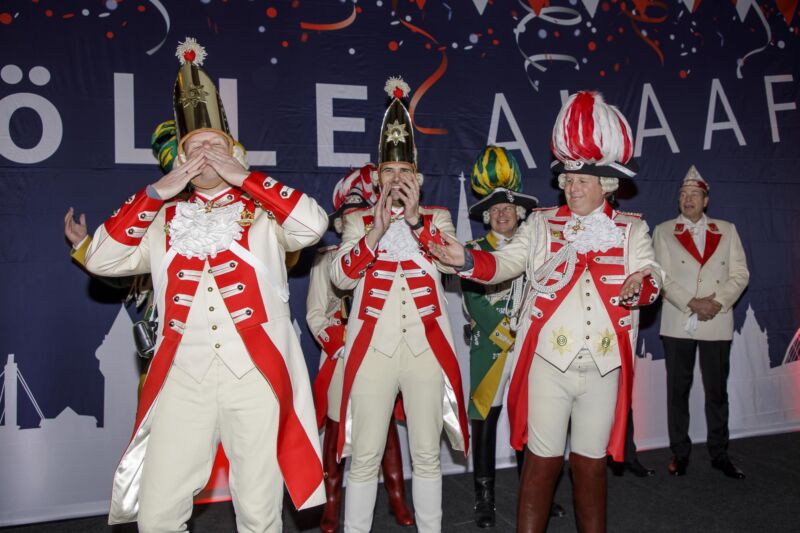 Das designierte Kölner Dreigestirn aus den Reihen der Prinzen-Garde steht in seiner Hofburg auf der Bühne.
