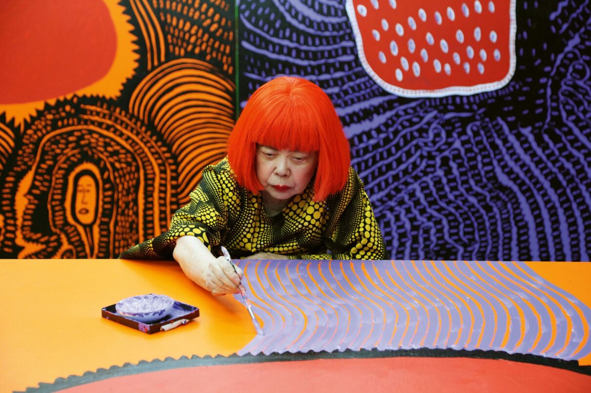 YAYOI KUSAMA beim arbeiten