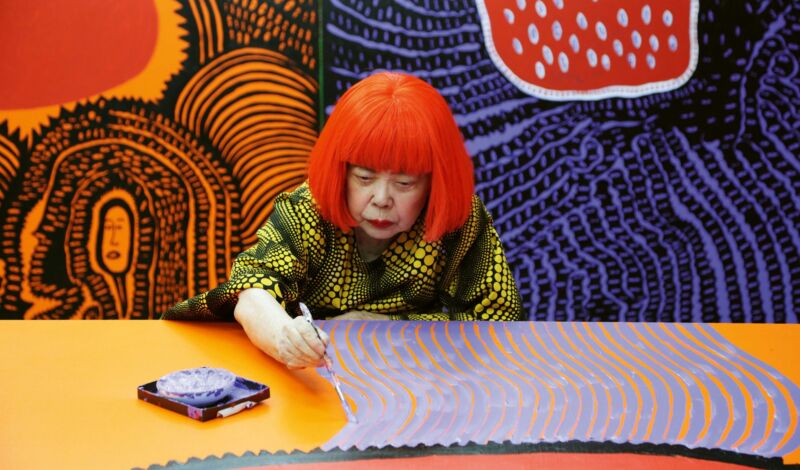 YAYOI KUSAMA beim arbeiten
