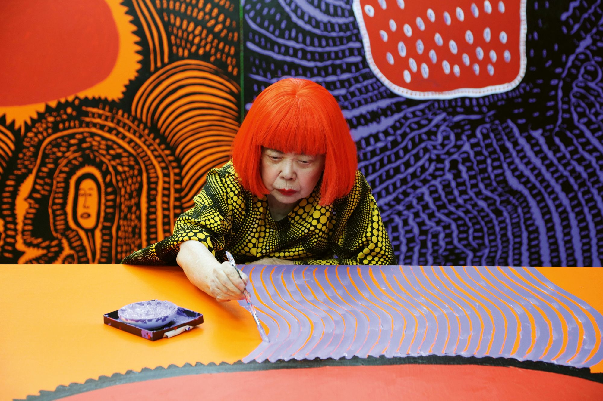 YAYOI KUSAMA beim arbeiten