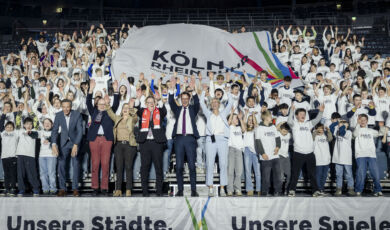 Kölner Schüler rufen zusammen mit Politikern und Prominenten zur Kampagne für die Bewerbung zu Olympischen Spielen in Köln und Rhein-Ruhr auf