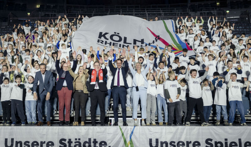 Kölner Schüler rufen zusammen mit Politikern und Prominenten zur Kampagne für die Bewerbung zu Olympischen Spielen in Köln und Rhein-Ruhr auf