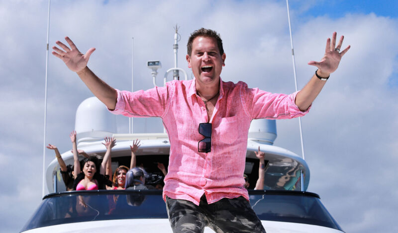Der Partyschlagersänger Peter Wackel auf einer Yacht.