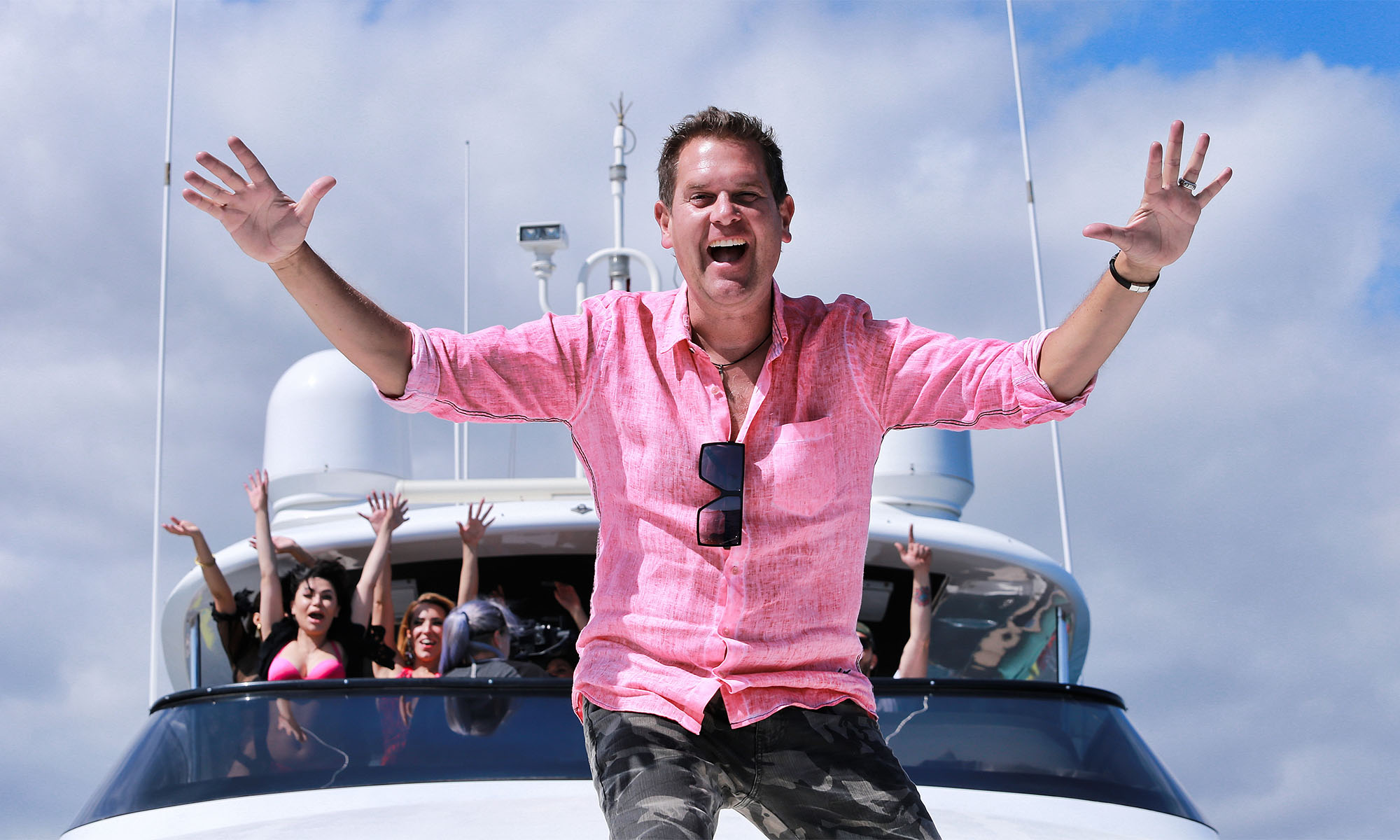 Der Partyschlagersänger Peter Wackel auf einer Yacht.