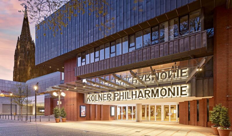 Beleuchteter Eingang der Kölner Philharmonie in der Dämmerung